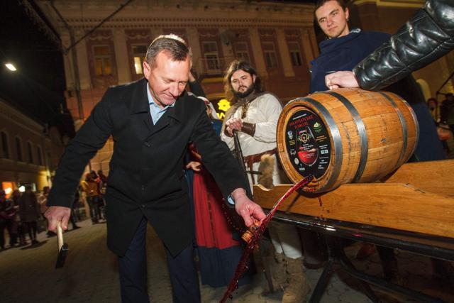 Uzhhorod mayor Bogdan Andriyiv opens a barrel of wine during the festival Transcarpathian Beaujolais 2017. (AFP) Uzhhorod mayor Bogdan Andriyiv opens a barrel of wine during the festival Transcarpathian Beaujolais 2017. (AFP)