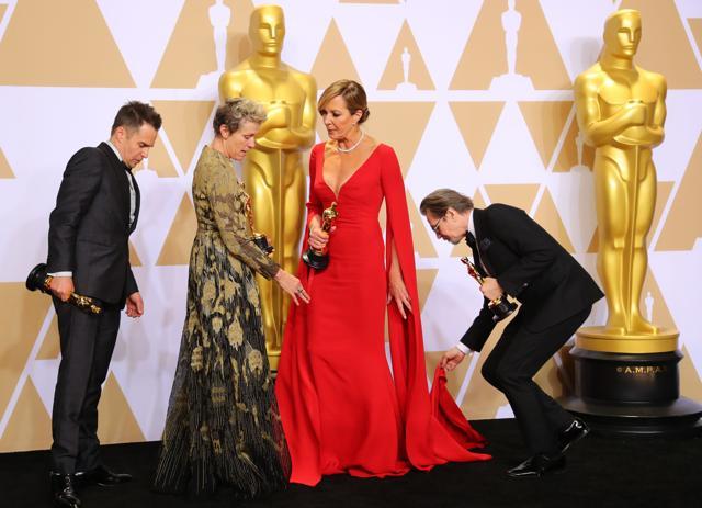 Oscar winners Sam Rockwell, Frances McDormand, Allison Janney and Gary Oldman (L to R) pose backstage. (REUTERS) Oscar winners Sam Rockwell, Frances McDormand, Allison Janney and Gary Oldman (L to R) pose backstage. (REUTERS)