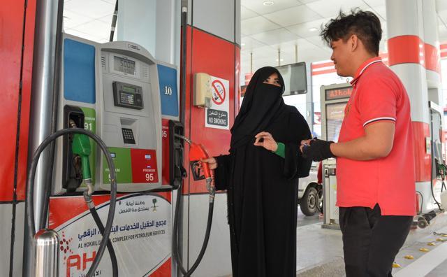 A picture taken on February 20, 2018 shows Saudi gas station supervisor Mervat Bukhari (L) talking to a worker at her workplace in Khobar, 400 kms east of Riyadh. (AFP Photo) A picture taken on February 20, 2018 shows Saudi gas station supervisor Mervat Bukhari (L) talking to a worker at her workplace in Khobar, 400 kms east of Riyadh. (AFP Photo)