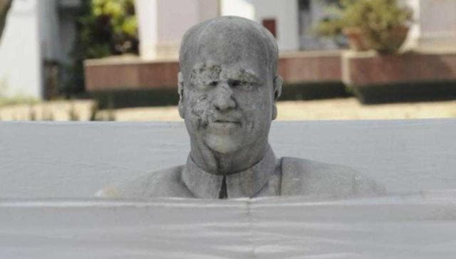 The vandalised bust of BJP ideologue SP Mookerjee in Kolkata. (Samir Jana/HT)