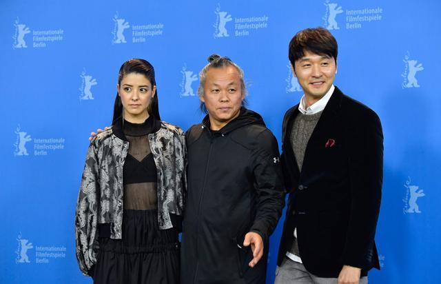Actress Mina Fujii, South Korean filmmaker Kim Ki-duk and actor Lee Sung-jae pose during a photocall to present the film "Human, Space, Time and Human" (Inkan, Gonkan, Sikan Grigo Inkan) presented in the Panorama Special section during the 68th Berlinale film festival. (AFP) Actress Mina Fujii, South Korean filmmaker Kim Ki-duk and actor Lee Sung-jae pose during a photocall to present the film "Human, Space, Time and Human" (Inkan, Gonkan, Sikan Grigo Inkan) presented in the Panorama Special section during the 68th Berlinale film festival. (AFP)