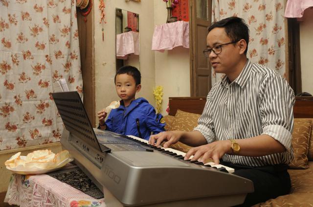 Mechanical engineer Thomas Chen with his son, Travis, at his home in Bow Bazaar, central Kolkata. ‘I am almost Bangali,’ he says. Chen has done a cameo in a Salman Khan film and also sings in Bengali, Hindi and Mandarin. (Samir Jana/HT PHOTO) Mechanical engineer Thomas Chen with his son, Travis, at his home in Bow Bazaar, central Kolkata. ‘I am almost Bangali,’ he says. Chen has done a cameo in a Salman Khan film and also sings in Bengali, Hindi and Mandarin. (Samir Jana/HT PHOTO)