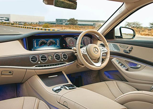 The steering wheel, wrapped in sumptuous nappa leather, is completely new, but overloaded with buttons to control multiple functions The steering wheel, wrapped in sumptuous nappa leather, is completely new, but overloaded with buttons to control multiple functions