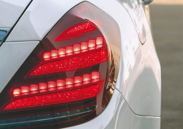 The tail-lamps have a brilliant crystal effect The tail-lamps have a brilliant crystal effect