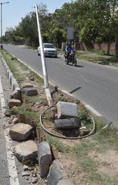 The damaged streetlight pole after an Alto car hit by the Range Rover rammed into it on the Sector 48-49 dividing road in Chandigarh on Friday. (HT Photo) The damaged streetlight pole after an Alto car hit by the Range Rover rammed into it on the Sector 48-49 dividing road in Chandigarh on Friday. (HT Photo)