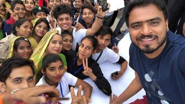 YouTuber Amit Bhadana clicks a selfie with the attendees. YouTuber Amit Bhadana clicks a selfie with the attendees.