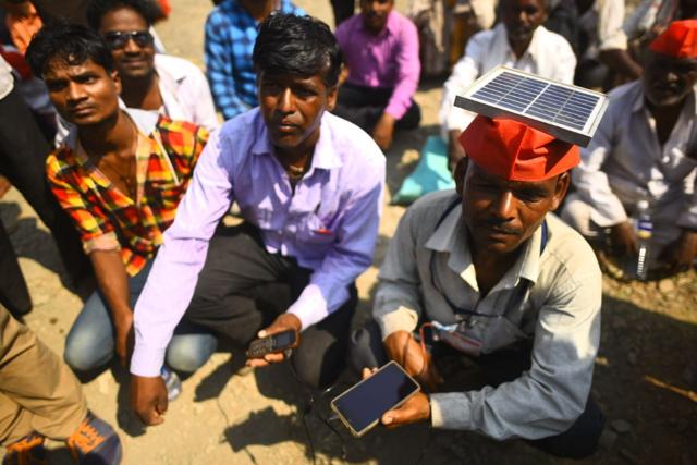 Farmer Nathu Nivrutti Udaar is carrying a solar panel on his head, to help other farmers recharge their mobile phones. (Pratik Chorge/HT Photo) Farmer Nathu Nivrutti Udaar is carrying a solar panel on his head, to help other farmers recharge their mobile phones. (Pratik Chorge/HT Photo)