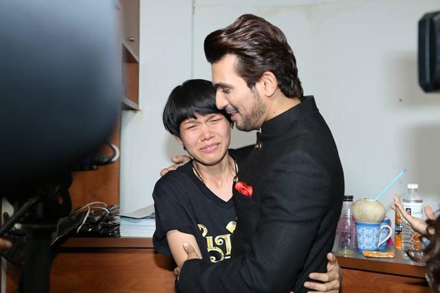 Actor Arjun Bijlani with an emotional fan. Actor Arjun Bijlani with an emotional fan.