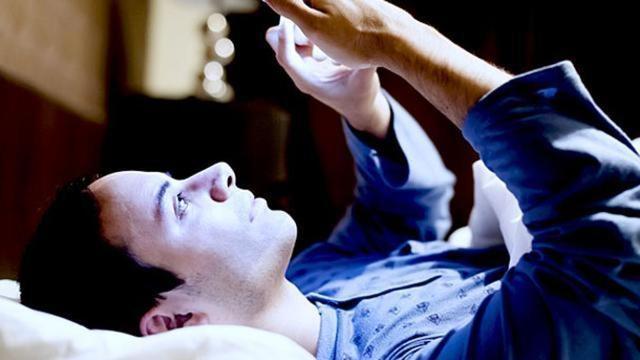 The blue light emitted by electronic devices tricks your brain into thinking it’s daytime, even when it’s not. (Shutterstock) The blue light emitted by electronic devices tricks your brain into thinking it’s daytime, even when it’s not. (Shutterstock)