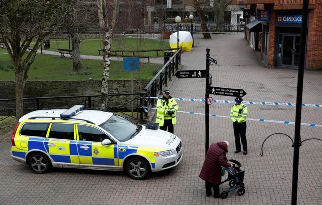 Police officers continue to guard the scene where a forensic tent, covering the bench where Sergei Skripal and his daughter Yulia were found, has been erected in the centre of Salisbury. (Reuters Photo) Police officers continue to guard the scene where a forensic tent, covering the bench where Sergei Skripal and his daughter Yulia were found, has been erected in the centre of Salisbury. (Reuters Photo)