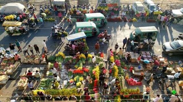 Locals said this would mark the end of a traditional flower market that is also city’s lone and oldest flower market. (HT Photo) Locals said this would mark the end of a traditional flower market that is also city’s lone and oldest flower market. (HT Photo)