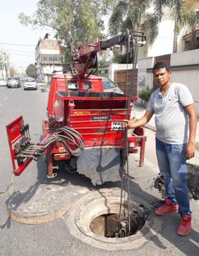 A sanitation worker with a sewage cleaning machine at Sarabha Nagar in Ludhiana. (Amir Joshi/HT) A sanitation worker with a sewage cleaning machine at Sarabha Nagar in Ludhiana. (Amir Joshi/HT)