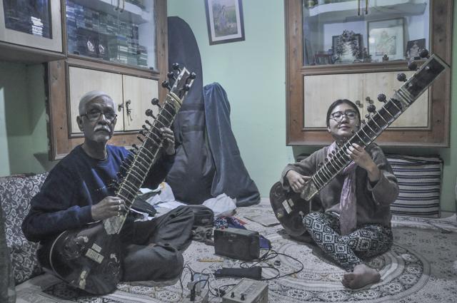 Sitar teacher Rabindra Narayan Goswami with Saebom Park, 28, a bass guitarist. About 10% of his students are South Korean, Goswami says. (Rajesh Kumar/HT Photo) Sitar teacher Rabindra Narayan Goswami with Saebom Park, 28, a bass guitarist. About 10% of his students are South Korean, Goswami says. (Rajesh Kumar/HT Photo)