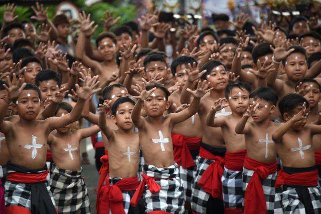 Balinese children perform the Kecak dance before a parade ahead of the "Day of Silence" in Denpasar on Indonesia's resort island of Bali on March 16, 2018. (AFP Photo) Balinese children perform the Kecak dance before a parade ahead of the "Day of Silence" in Denpasar on Indonesia's resort island of Bali on March 16, 2018. (AFP Photo)