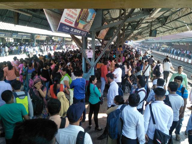 The crowd at Dombivli station on Tuesday. (Rishikesh Choudhary/HT Photo) The crowd at Dombivli station on Tuesday. (Rishikesh Choudhary/HT Photo)