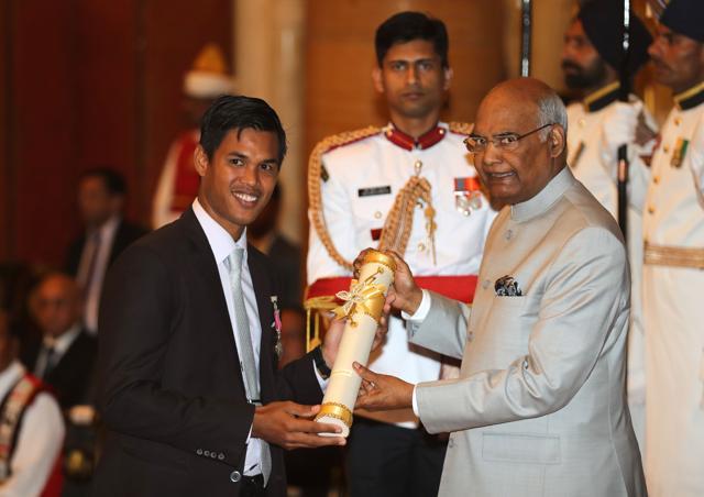 Indian President Ram Nath Kovind (R) confers the Padma Shri award to Somdev Kishore Devvarman during an event at the Presidential Palace in New Delhi on March 20. (AFP) Indian President Ram Nath Kovind (R) confers the Padma Shri award to Somdev Kishore Devvarman during an event at the Presidential Palace in New Delhi on March 20. (AFP)