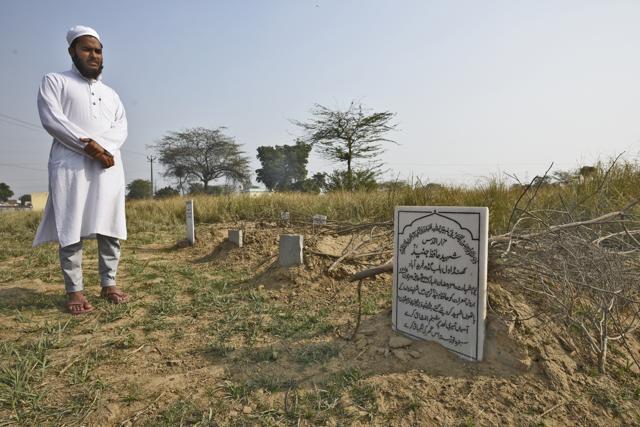 Mohammad Qasim, the elder brother of Junaid Khan, at his brother's graveyard in Ballabhgarh, Faridabad. (Burhaan Kinu/HT PHOTO) Mohammad Qasim, the elder brother of Junaid Khan, at his brother's graveyard in Ballabhgarh, Faridabad. (Burhaan Kinu/HT PHOTO)