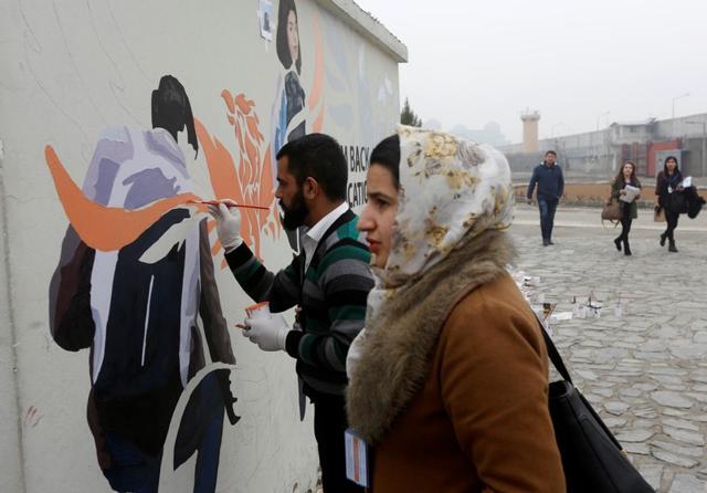 Afghan Artlords paint a message on a wall at the American University of Afghanistan in Kabul, February 14, 2018. (REUTERS) Afghan Artlords paint a message on a wall at the American University of Afghanistan in Kabul, February 14, 2018. (REUTERS)
