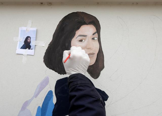 An Afghan Artlord paints a message on a wall at the American University of Afghanistan in Kabul, February 14, 2018. (REUTERS) An Afghan Artlord paints a message on a wall at the American University of Afghanistan in Kabul, February 14, 2018. (REUTERS)