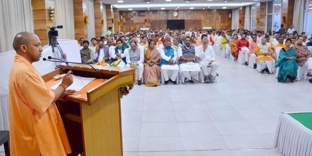Chief minister Yogi Adityanath addressing BJP MLAs. (HT Photo)