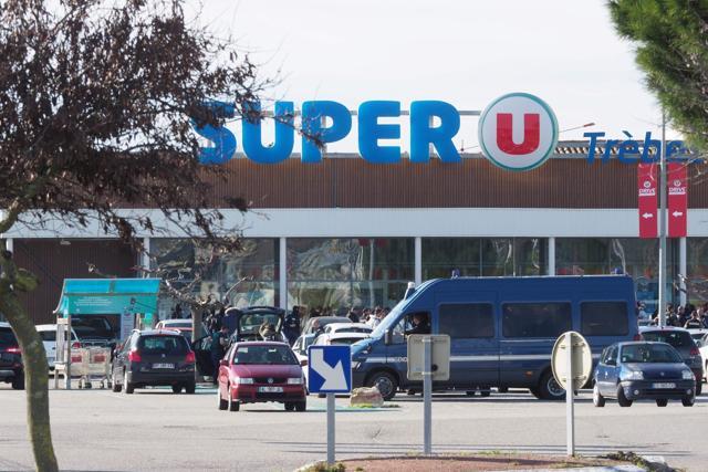 Policemen are at work outside a Super U supermarket in the town of Trebes, southern France. (AFP Photo) Policemen are at work outside a Super U supermarket in the town of Trebes, southern France. (AFP Photo)