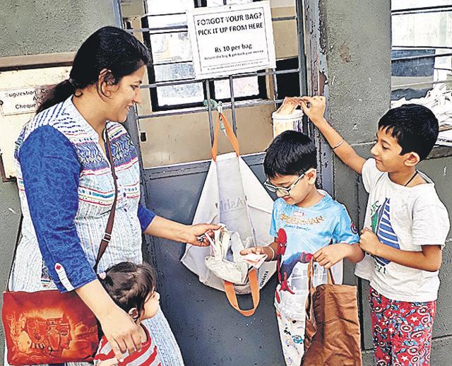 Members of Landmark Garden keep cloth bags at the gate with a poster ‘Forgot your bag? Pick a cloth bag at Rs 10’ (HT PHOTO) Members of Landmark Garden keep cloth bags at the gate with a poster ‘Forgot your bag? Pick a cloth bag at Rs 10’ (HT PHOTO)