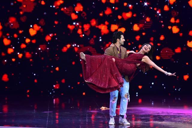 Varun Dhawan and Shilpa Shetty Kundra dance on sets of Super Dancer Chapter 2. (IANS) Varun Dhawan and Shilpa Shetty Kundra dance on sets of Super Dancer Chapter 2. (IANS)