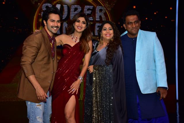Actors Varun Dhawan,Shilpa Shetty Kundra,choreographer Geeta Kapoor and director Anurag Basu on sets of dance reality show Super Dancer Chapter 2 in Mumbai on March 22, 2018. (IANS) Actors Varun Dhawan,Shilpa Shetty Kundra,choreographer Geeta Kapoor and director Anurag Basu on sets of dance reality show Super Dancer Chapter 2 in Mumbai on March 22, 2018. (IANS)