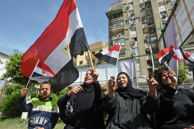 Egyptian women sing and chant while waving national flags outside a polling station on the first day of the 2018 presidential elections, in Boulaq al-Dakrour neighbourhood in the capital Cairo's southwestern Giza district on March 26. (AFP Photo) Egyptian women sing and chant while waving national flags outside a polling station on the first day of the 2018 presidential elections, in Boulaq al-Dakrour neighbourhood in the capital Cairo's southwestern Giza district on March 26. (AFP Photo)