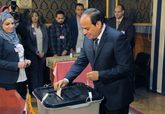 Egyptian President Abdel Fattah al-Sisi casting his vote on the first day of the 2018 presidential elections at a polling station in the capital Cairo on March 26. (AFP Photo) Egyptian President Abdel Fattah al-Sisi casting his vote on the first day of the 2018 presidential elections at a polling station in the capital Cairo on March 26. (AFP Photo)