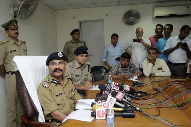 ADG (Meerut zone) Prashant Kumar (left) with Noida SSP Ajay Pal Sharma addressing the media on Sunday. (Sunil Ghosh/HT Photo) ADG (Meerut zone) Prashant Kumar (left) with Noida SSP Ajay Pal Sharma addressing the media on Sunday. (Sunil Ghosh/HT Photo)