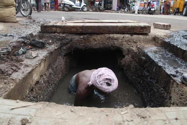 The families of the deceased alleged the contractors didn’t follow safety regulations or provide gear, and that none of them was trained for this hazardous job.&nbsp; (HT Photo)