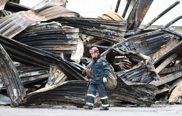 Russian emergency service staff work at the site of a fire at a multi-storey shopping centre in Kemerovo on March 27, 2018. (AFP Photo) Russian emergency service staff work at the site of a fire at a multi-storey shopping centre in Kemerovo on March 27, 2018. (AFP Photo)