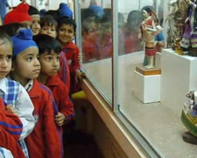 Children visit the dolls museum (Youtube.com) Children visit the dolls museum (Youtube.com)