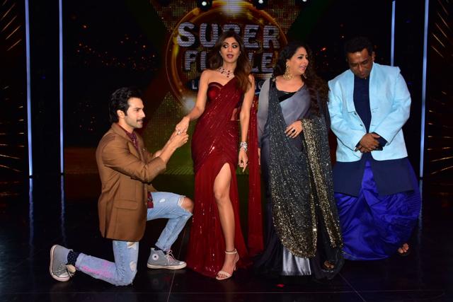Varun Dhawan,Shilpa Shetty Kundra,choreographer Geeta Kapoor and director Anurag Basu on sets of dance reality show Super Dancer Chapter 2. (IANS) Varun Dhawan,Shilpa Shetty Kundra,choreographer Geeta Kapoor and director Anurag Basu on sets of dance reality show Super Dancer Chapter 2. (IANS)