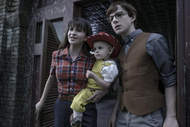 Malina Weissman as Violet Baudelaire and Louis Hynes as Klaus in A Series of Unfortunate Events. (Netflix) Malina Weissman as Violet Baudelaire and Louis Hynes as Klaus in A Series of Unfortunate Events. (Netflix)