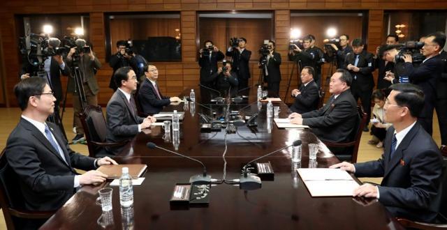 South Korean unification minister Cho Myoung-gyon talks with his North Korean counterpart Ri Son Gwon during their meeting at the truce village of Panmunjom, North Korea. (Reuters Photo) South Korean unification minister Cho Myoung-gyon talks with his North Korean counterpart Ri Son Gwon during their meeting at the truce village of Panmunjom, North Korea. (Reuters Photo)