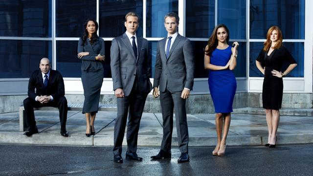 Rick Hoffman as Louis Litt, Gina Torres as Jessica Pearson, Gabriel Macht as Harvey Specter, Patrick J. Adams as Mike Ross, Meghan Markle as Rachel Zane, Sarah Rafferty as Donna in Suits. Rick Hoffman as Louis Litt, Gina Torres as Jessica Pearson, Gabriel Macht as Harvey Specter, Patrick J. Adams as Mike Ross, Meghan Markle as Rachel Zane, Sarah Rafferty as Donna in Suits.
