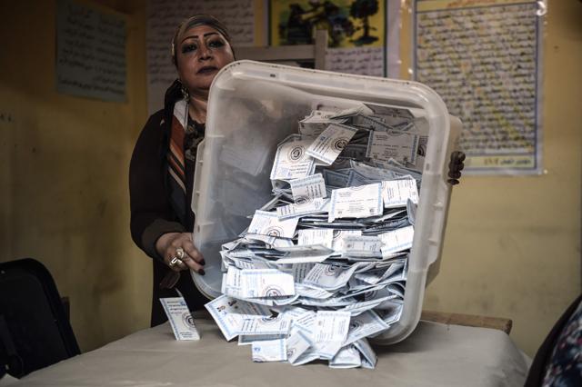 Electoral workers sort ballots to be counted at the end of the final day of the Egyptian presidential election in Cairo, Egypt, 28 March 2018. (AFP) Electoral workers sort ballots to be counted at the end of the final day of the Egyptian presidential election in Cairo, Egypt, 28 March 2018. (AFP)