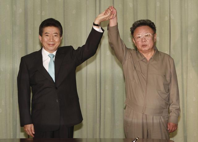 Former South Korean President Roh Moo-hyun (left) and North Korean leader Kim Jong Il . (AP/File Photo) Former South Korean President Roh Moo-hyun (left) and North Korean leader Kim Jong Il . (AP/File Photo)