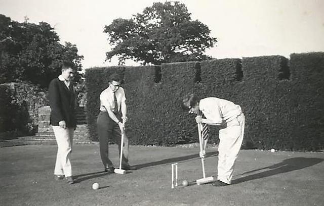 This handout photograph released by Gonville & Caius College on March 30, 2018 and taken by fellow student Robert Smith in 1961, shows British scientist Stephen Hawking (R), with Goeran Akerblad and Brian King. (AFP Photo) This handout photograph released by Gonville & Caius College on March 30, 2018 and taken by fellow student Robert Smith in 1961, shows British scientist Stephen Hawking (R), with Goeran Akerblad and Brian King. (AFP Photo)