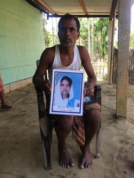 Ratan Nayak with his deceased wife’s photo. (Sadiq Naqvi/HT Photo)