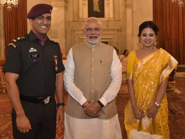 MS Dhoni (L) and his spouse Sakshi Singh pose for a picture with PM Narendra Modi. (Twitter)