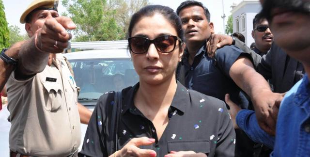 Tabu arrives at the Jodhpur court.