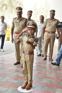 Ishan salutes his “colleagues” at the commissionerate on Wednesday. (HT Photo) Ishan salutes his “colleagues” at the commissionerate on Wednesday. (HT Photo)