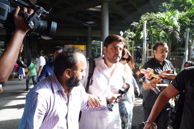 Sonali Bendre arrives in Mumbai with her husband Goldie Behl. (HT Photo ) Sonali Bendre arrives in Mumbai with her husband Goldie Behl. (HT Photo )