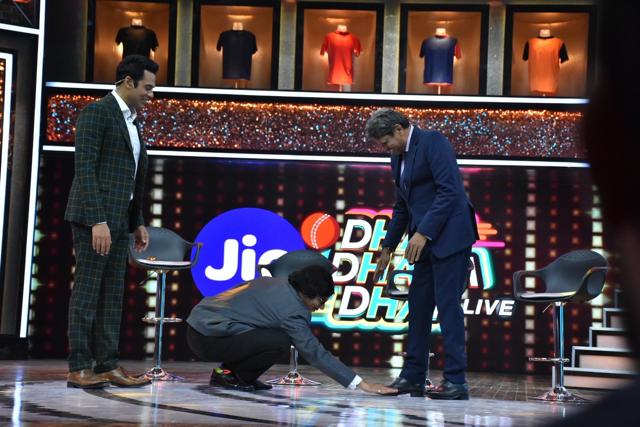 Sunil Grover Launches New Show Dhan Dhana Dhan Says He Is Willing To Work With Kapil Sharma See Pics Hindustan Times Cricket legend kapil dev and virendra sehwag will also make appearances on the show. sunil grover launches new show dhan