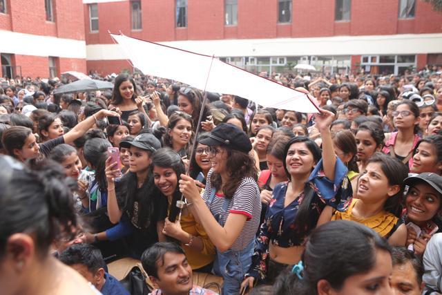 The students waited for the actor for around two hours in the heat. (Photo: Manoj Verma/HT)