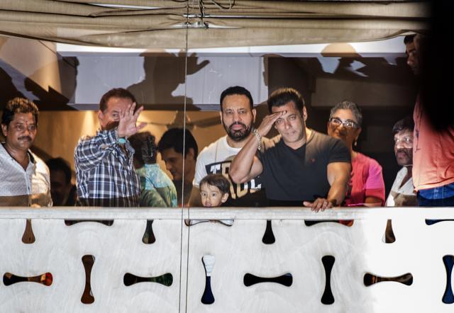 Salman Khan arrives at the balcony of his Galaxy Apartments. (Satish Bate/HT Photo) Salman Khan arrives at the balcony of his Galaxy Apartments. (Satish Bate/HT Photo)