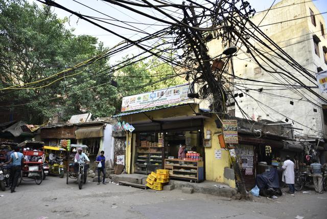 The entrance to Haksar Ki Haveli at Bazar Sita Ram in Chandni Chowk. (Anushree Fadnavis/ht pHOTO) The entrance to Haksar Ki Haveli at Bazar Sita Ram in Chandni Chowk. (Anushree Fadnavis/ht pHOTO)